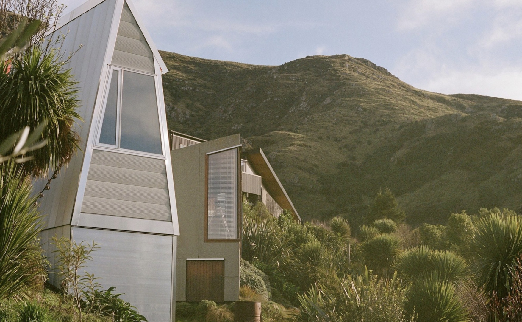 Студия Bull O'Sullivan Architecture построила крошечную часовню в Новой Зеландии Студия Bull O'Sullivan Architecture построила крошечную часовню в Новой Зеландии