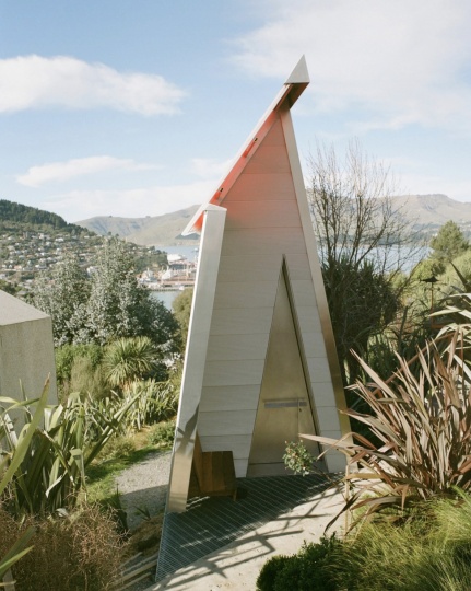 Студия Bull O'Sullivan Architecture построила крошечную часовню в Новой Зеландии