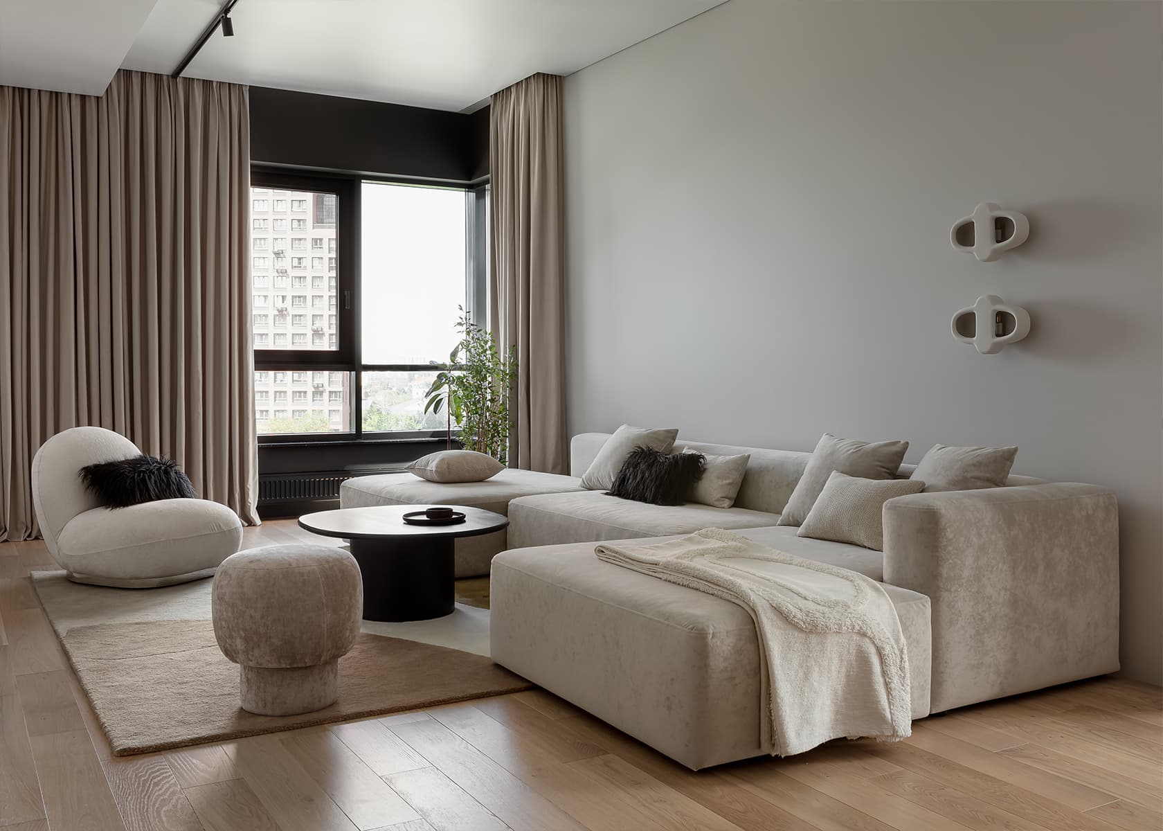 Игра контрастов в интерьере квартиры для семьи с питомцем — проект студии QBuro Interiors