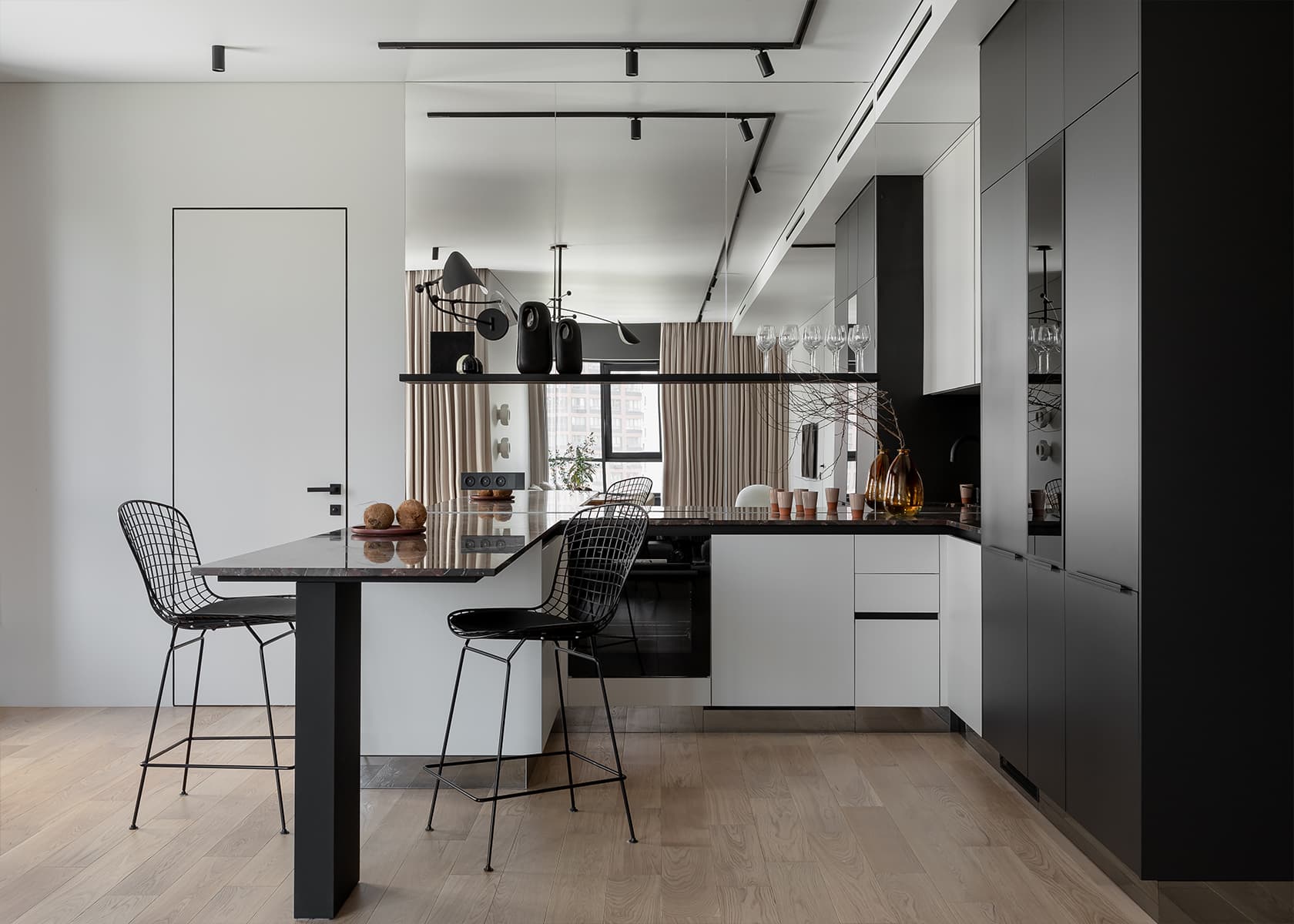 Игра контрастов в интерьере квартиры для семьи с питомцем — проект студии QBuro Interiors