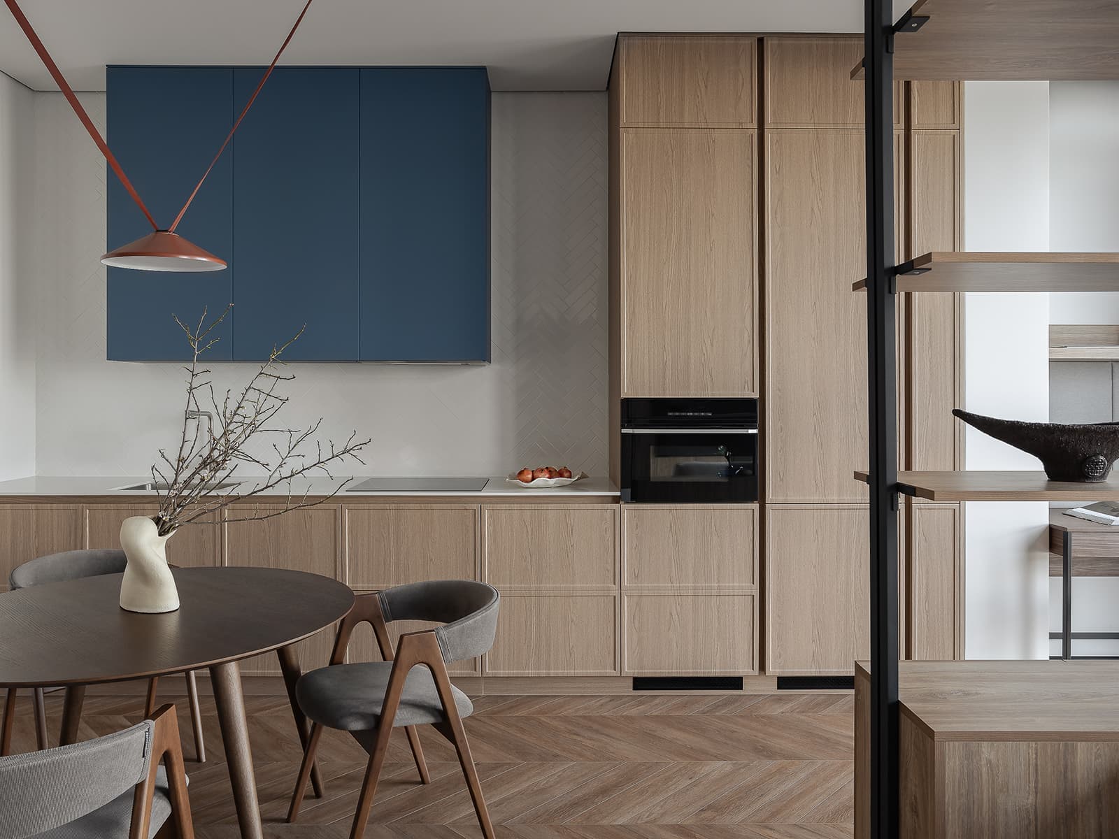 Повторяющиеся узоры и линии в интерьере квартиры для сдачи в аренду — проект Анны Лагутиной