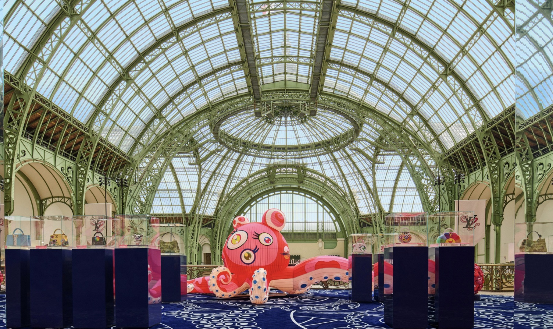 В Гран-пале появилась инсталляция Такаси Мураками и Louis Vuitton В Гран-пале появилась инсталляция Такаси Мураками и Louis Vuitton