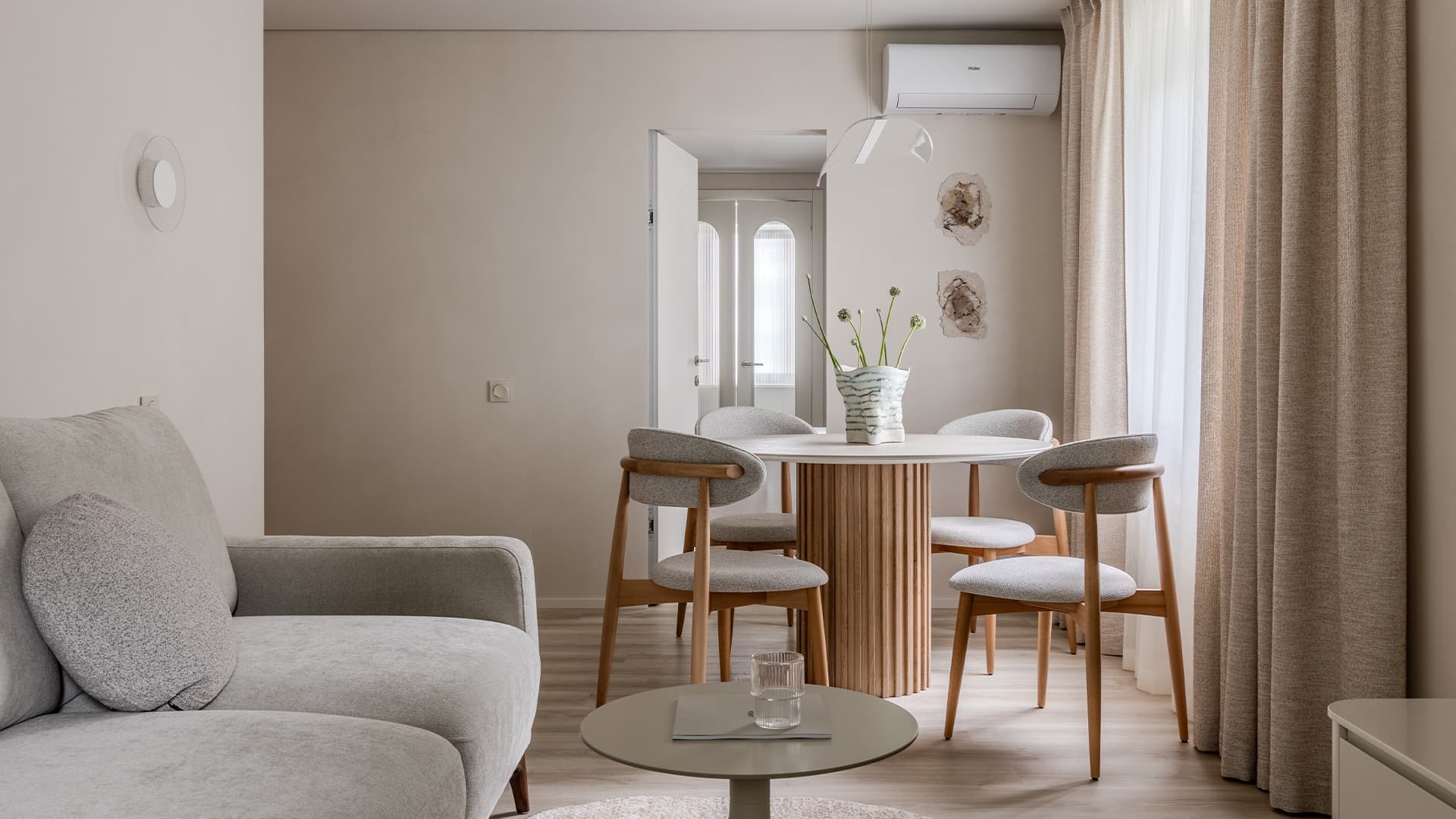 Спокойный бежевый в интерьере практичной квартиры для большой семьи — проект Екатерины Коталевской