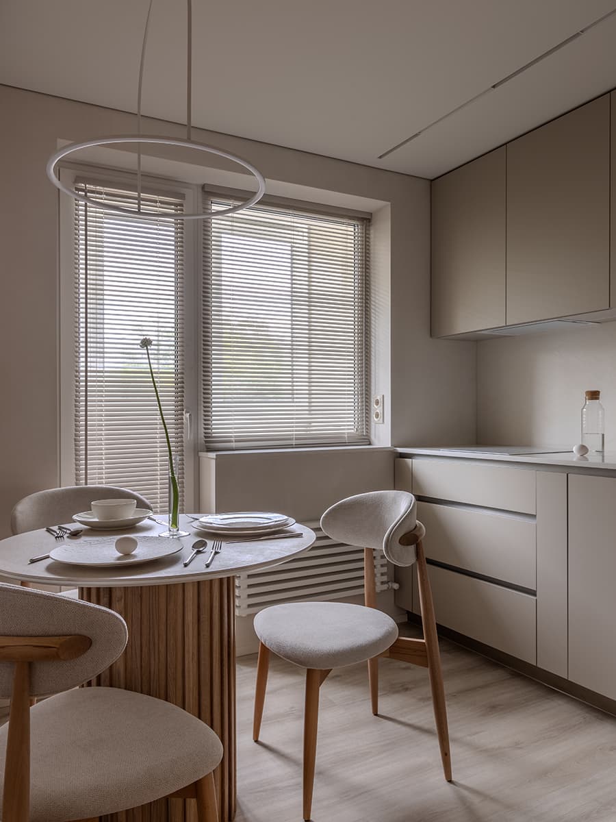 Спокойный бежевый в интерьере практичной квартиры для большой семьи — проект Екатерины Коталевской