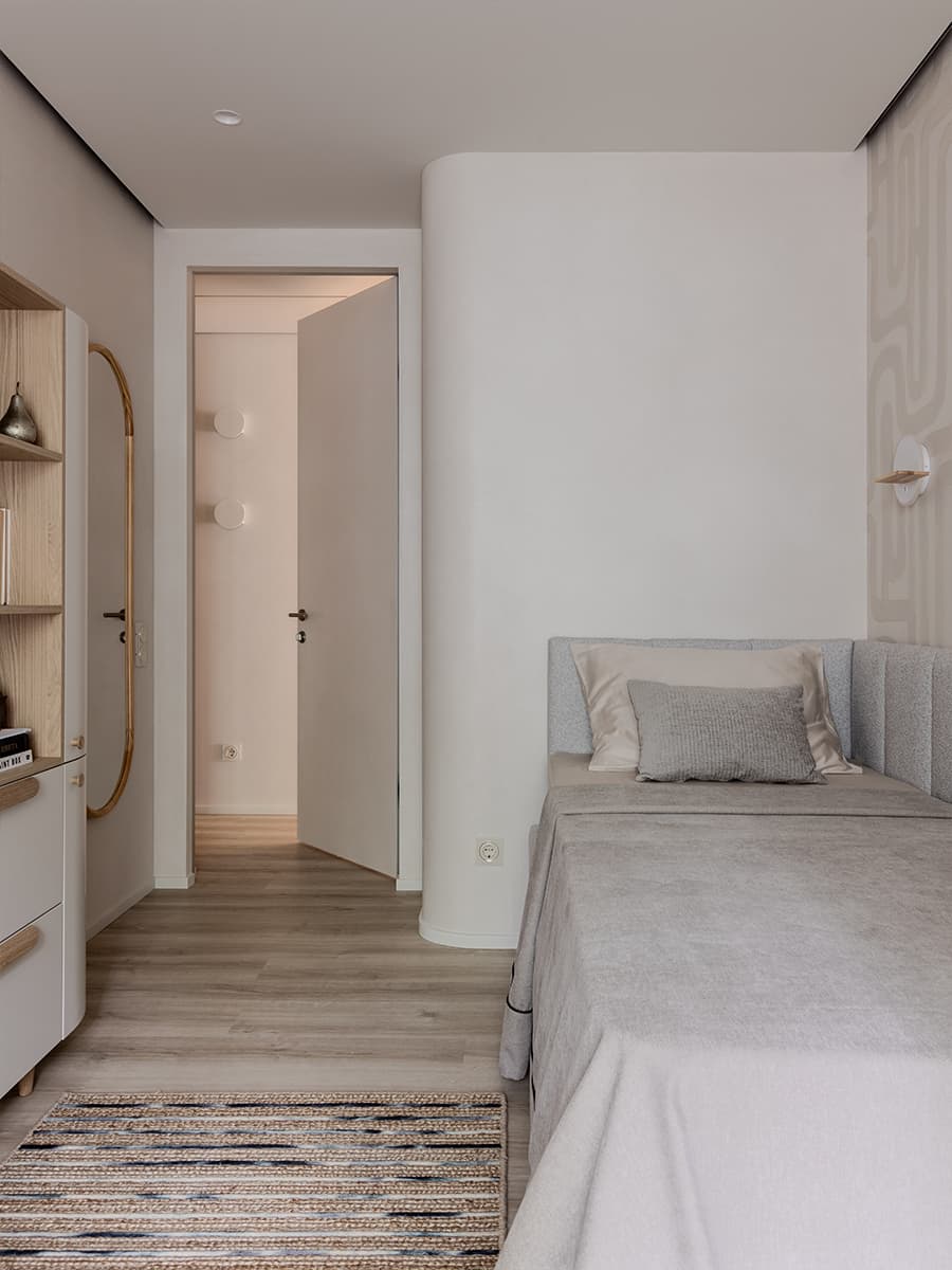 Спокойный бежевый в интерьере практичной квартиры для большой семьи — проект Екатерины Коталевской