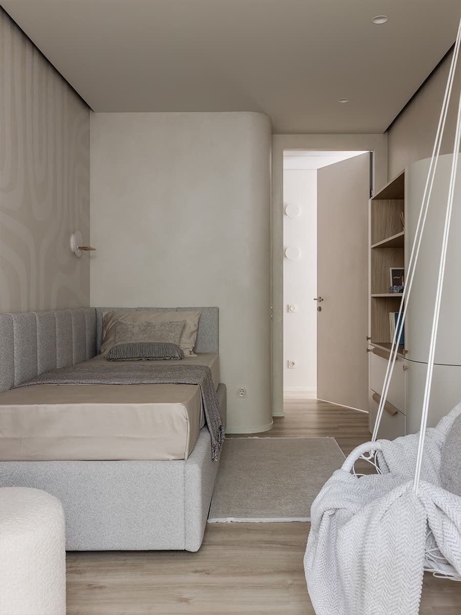 Спокойный бежевый в интерьере практичной квартиры для большой семьи — проект Екатерины Коталевской