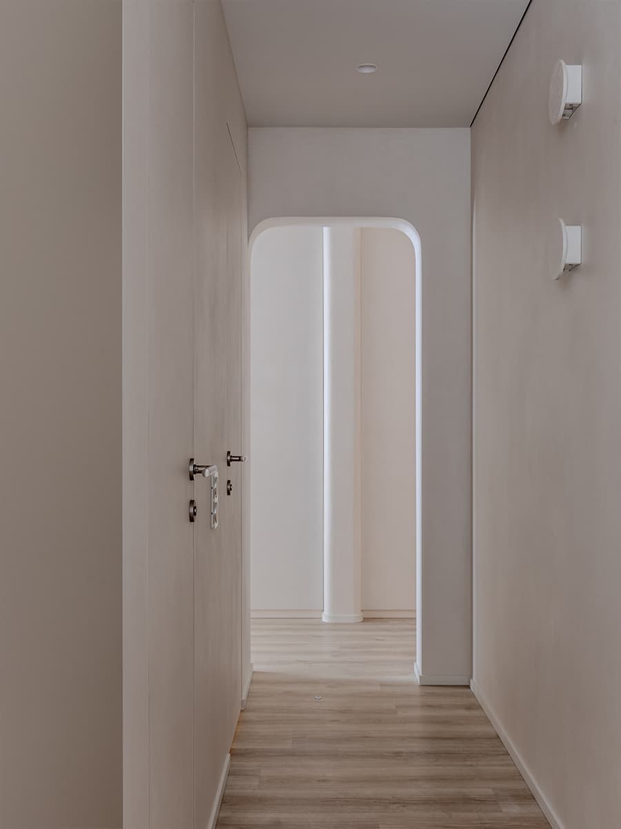 Спокойный бежевый в интерьере практичной квартиры для большой семьи — проект Екатерины Коталевской