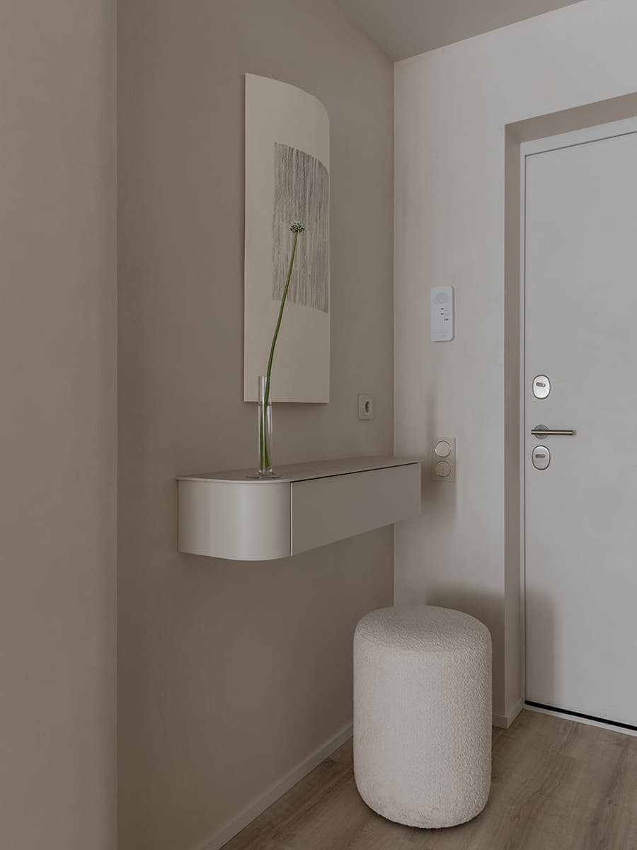 Спокойный бежевый в интерьере практичной квартиры для большой семьи — проект Екатерины Коталевской