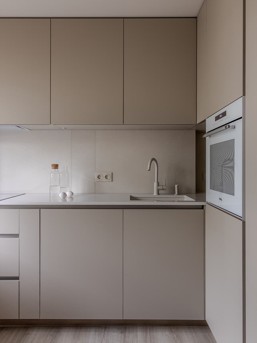 Спокойный бежевый в интерьере практичной квартиры для большой семьи — проект Екатерины Коталевской