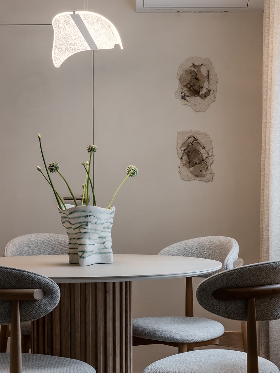 Спокойный бежевый в интерьере практичной квартиры для большой семьи — проект Екатерины Коталевской