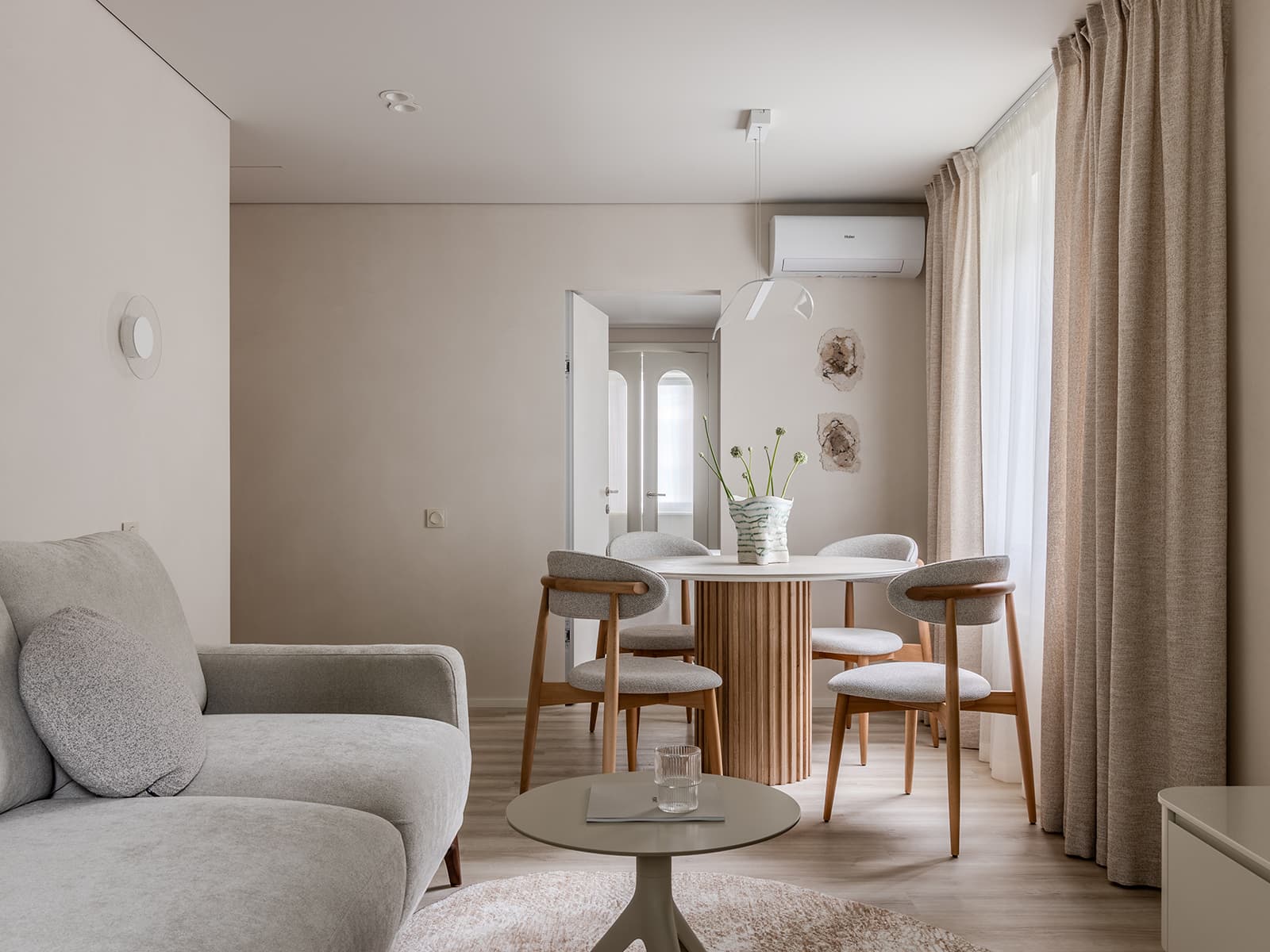 Спокойный бежевый в интерьере практичной квартиры для большой семьи — проект Екатерины Коталевской