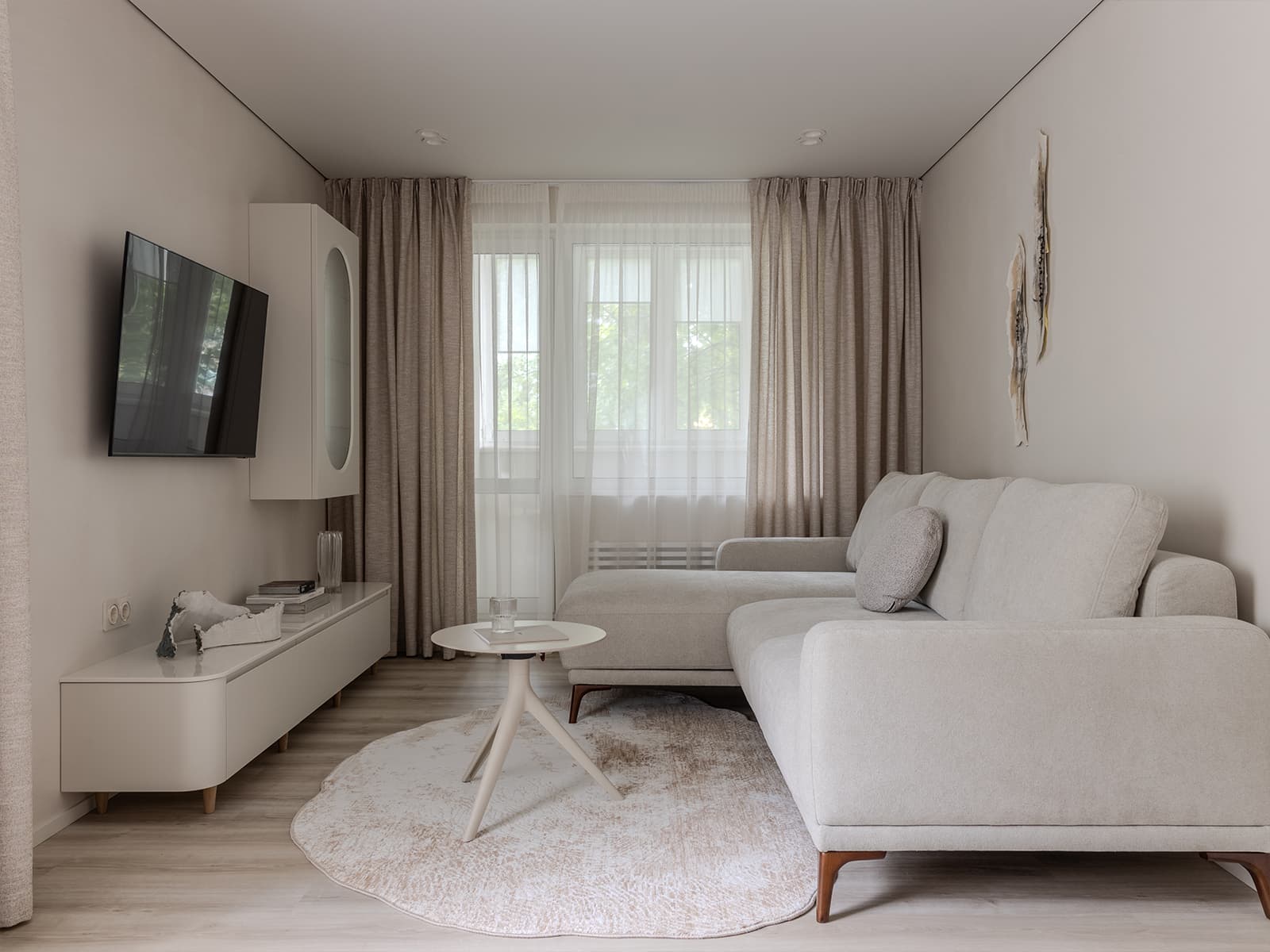 Спокойный бежевый в интерьере практичной квартиры для большой семьи — проект Екатерины Коталевской