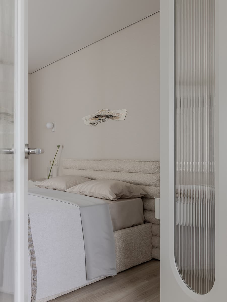 Спокойный бежевый в интерьере практичной квартиры для большой семьи — проект Екатерины Коталевской