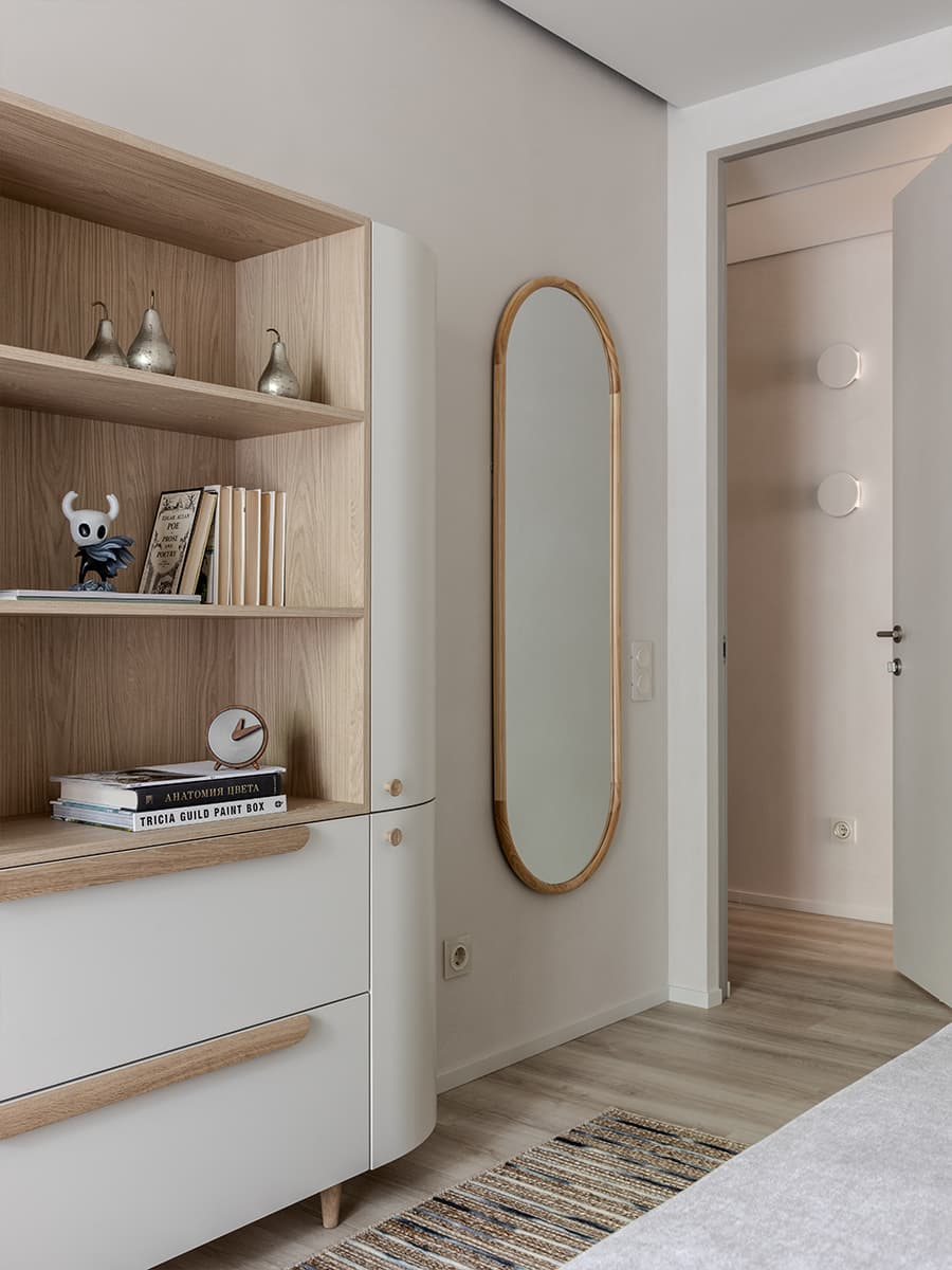 Спокойный бежевый в интерьере практичной квартиры для большой семьи — проект Екатерины Коталевской