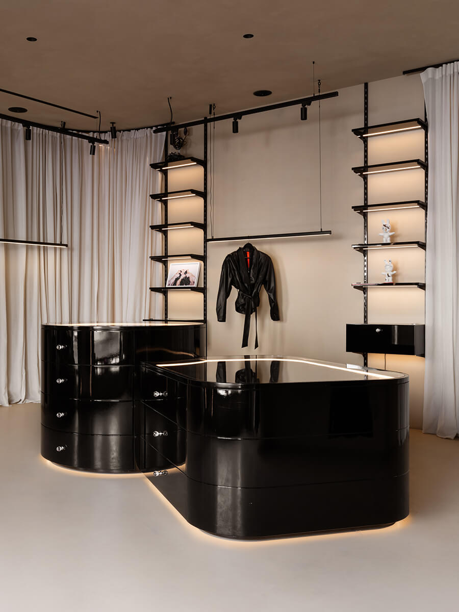 Летящий текстиль и графичная мебель в интерьере небольшого шоурума — проект Александры Бурмистровой