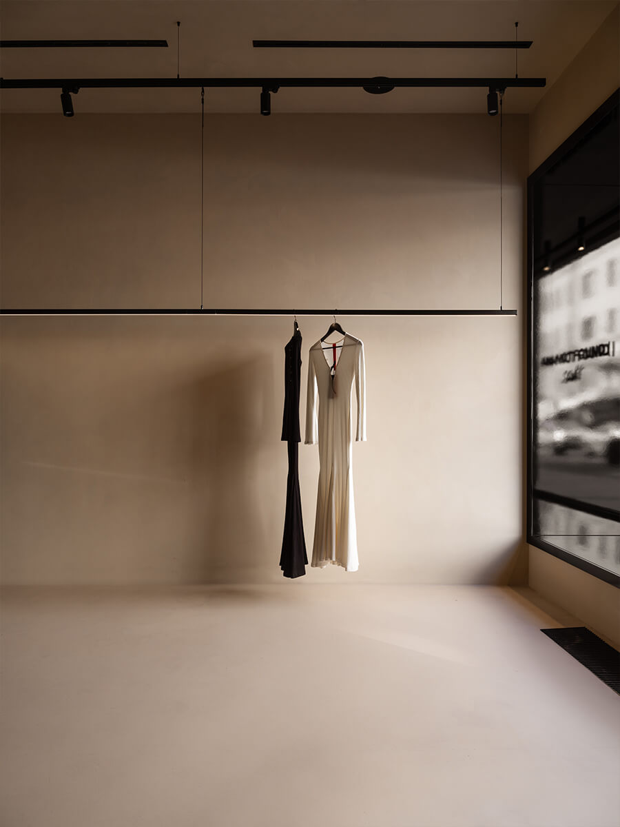 Летящий текстиль и графичная мебель в интерьере небольшого шоурума — проект Александры Бурмистровой