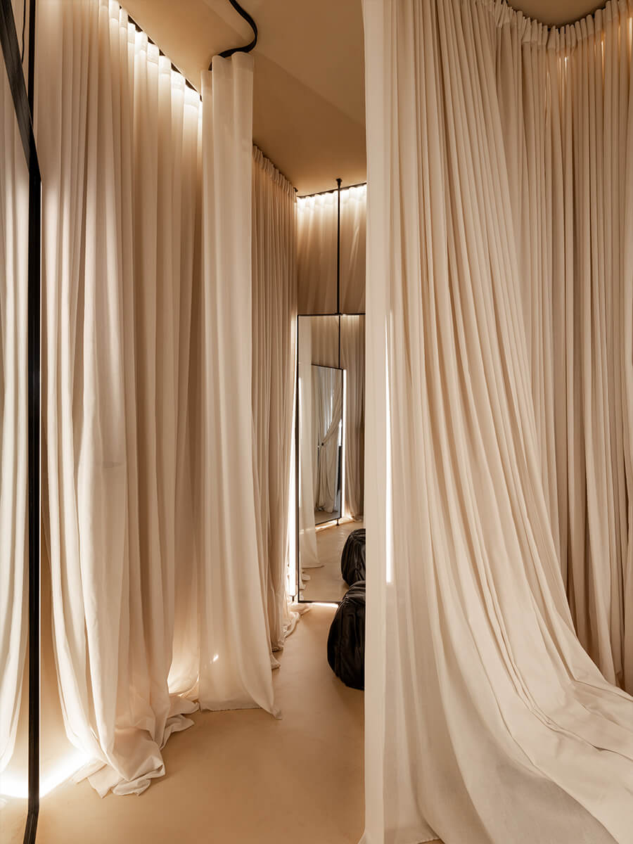 Летящий текстиль и графичная мебель в интерьере небольшого шоурума — проект Александры Бурмистровой