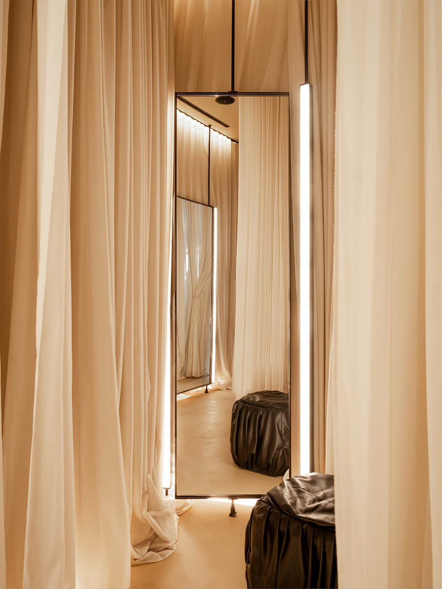 Летящий текстиль и графичная мебель в интерьере небольшого шоурума — проект Александры Бурмистровой