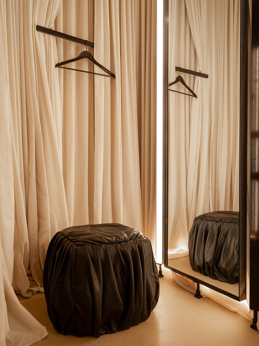 Летящий текстиль и графичная мебель в интерьере небольшого шоурума — проект Александры Бурмистровой