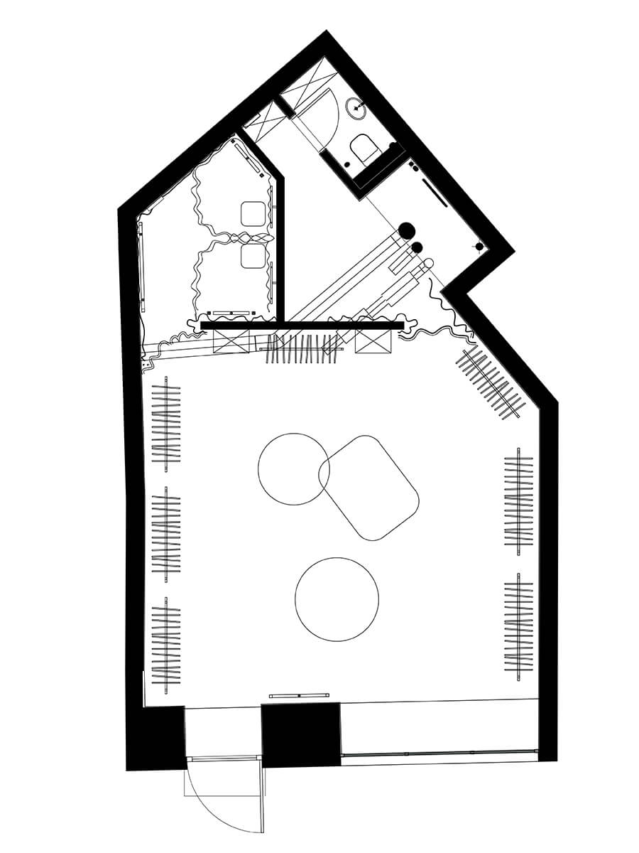 Летящий текстиль и графичная мебель в интерьере небольшого шоурума — проект Александры Бурмистровой