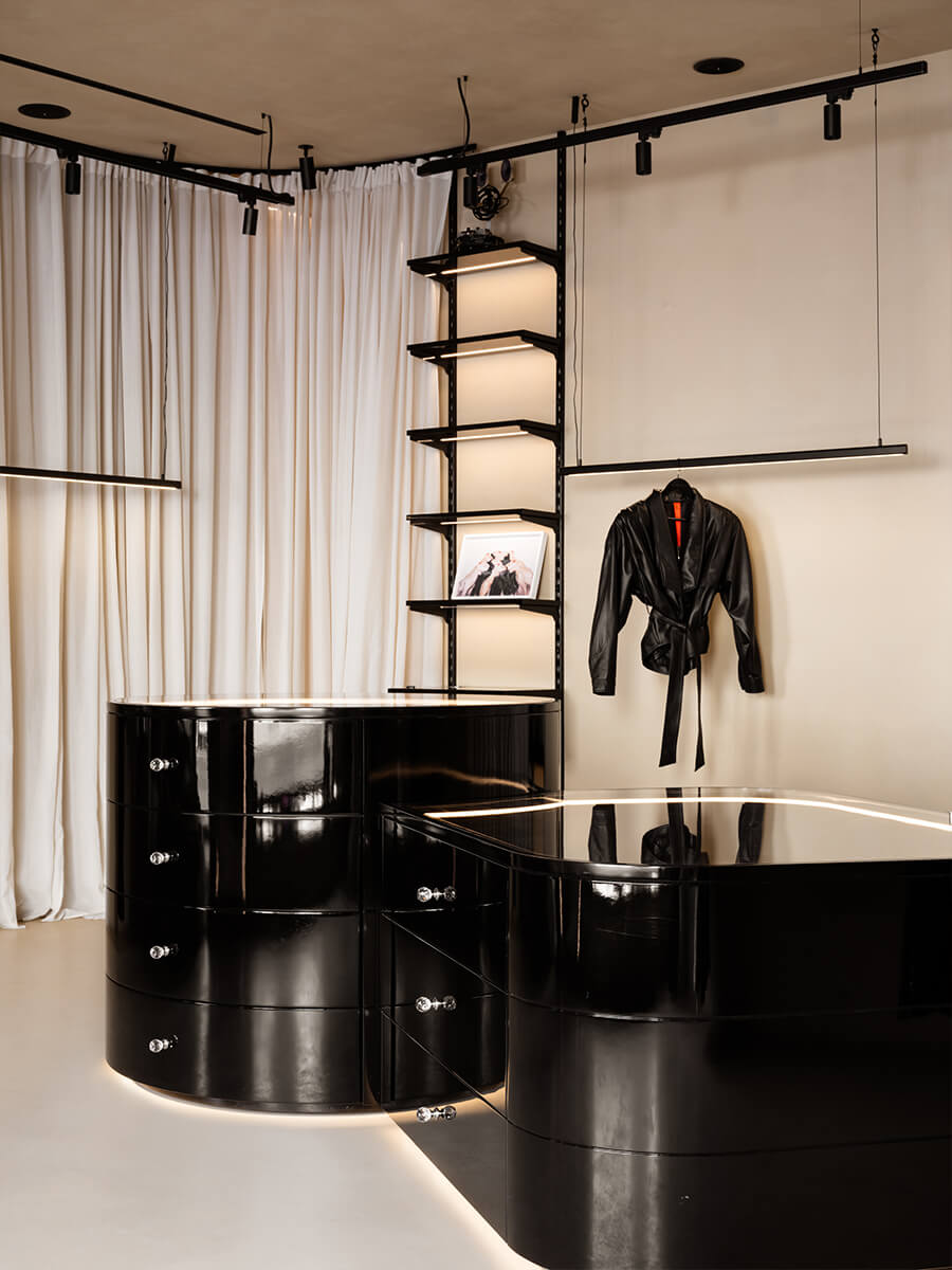 Летящий текстиль и графичная мебель в интерьере небольшого шоурума — проект Александры Бурмистровой