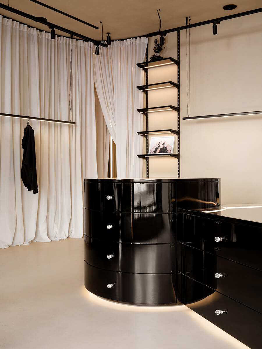 Летящий текстиль и графичная мебель в интерьере небольшого шоурума — проект Александры Бурмистровой