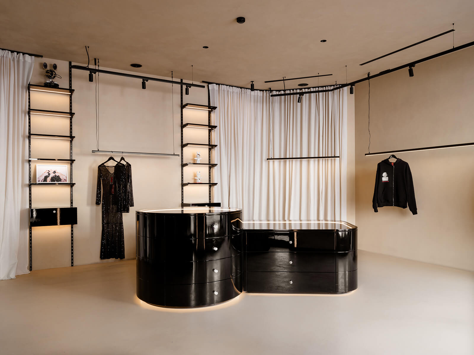 Летящий текстиль и графичная мебель в интерьере небольшого шоурума — проект Александры Бурмистровой