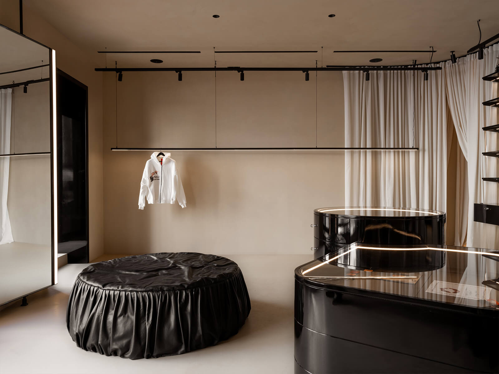 Летящий текстиль и графичная мебель в интерьере небольшого шоурума — проект Александры Бурмистровой