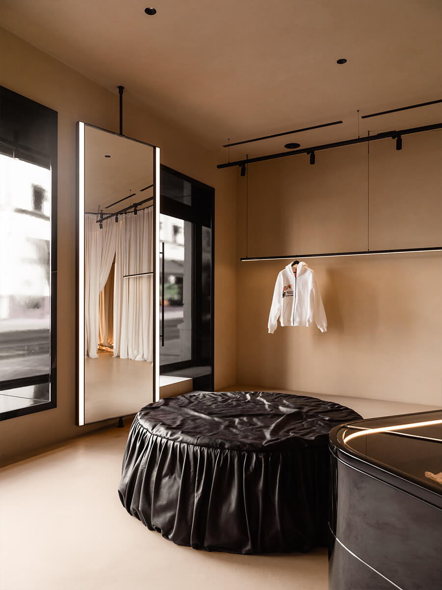 Летящий текстиль и графичная мебель в интерьере небольшого шоурума — проект Александры Бурмистровой