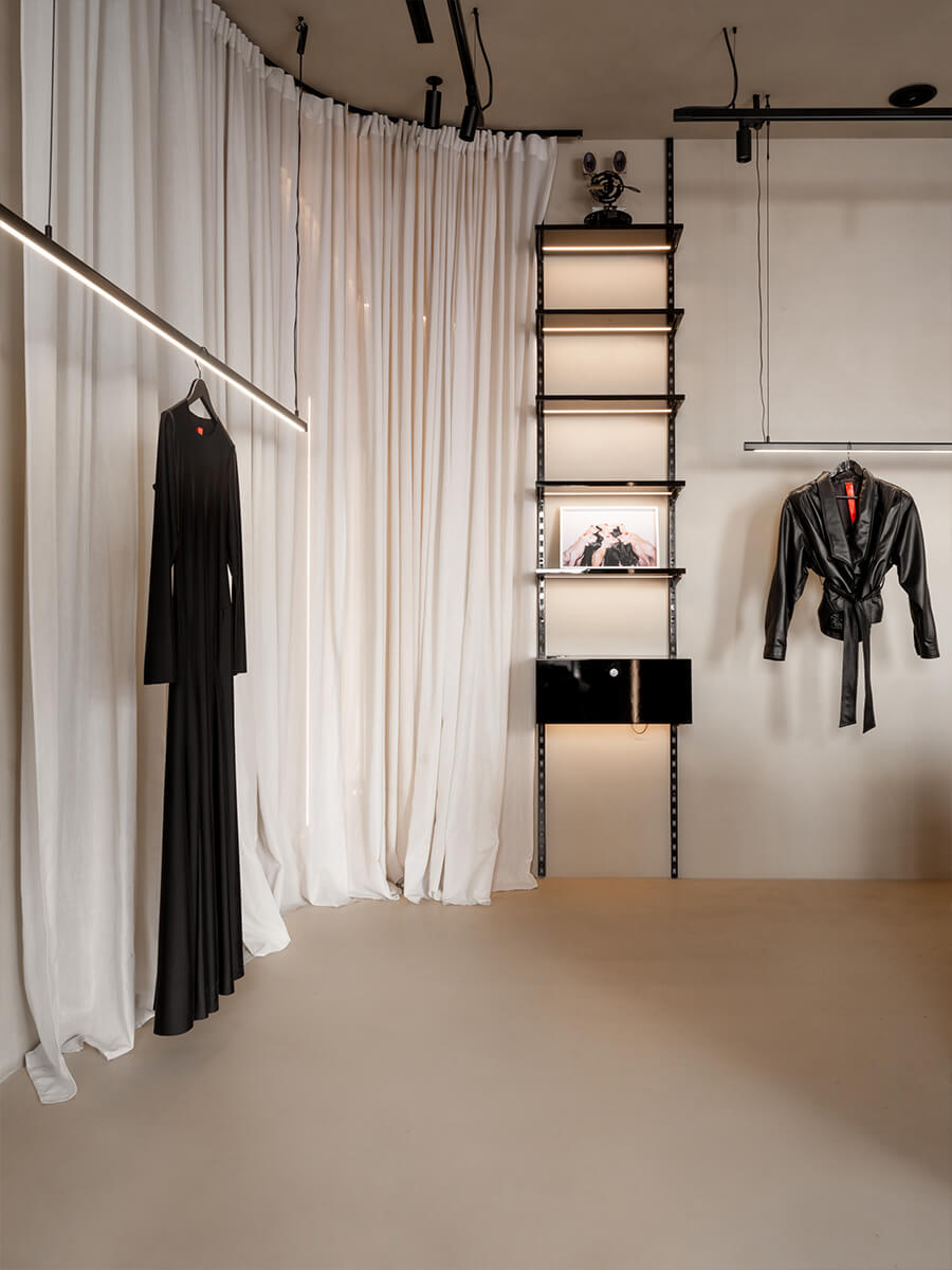 Летящий текстиль и графичная мебель в интерьере небольшого шоурума — проект Александры Бурмистровой