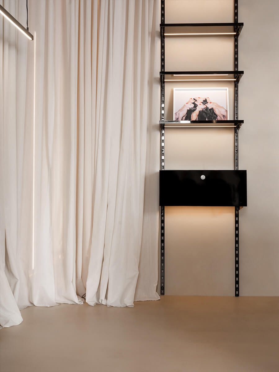 Летящий текстиль и графичная мебель в интерьере небольшого шоурума — проект Александры Бурмистровой