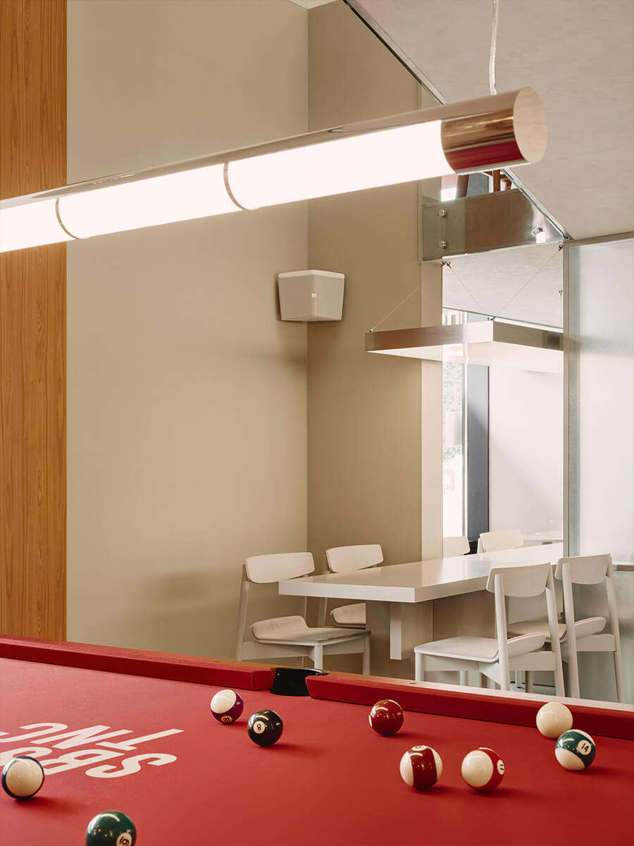 Бунтарский интерьер бильярдного клуба в центре Москвы — проект KIDZ