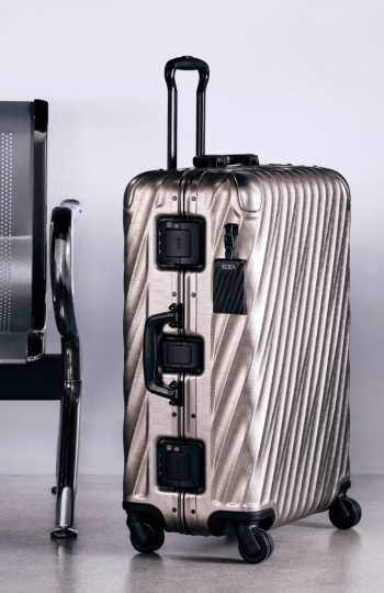 Бренд чемоданов TUMI празднует 50-летие коллаборацией с Kith