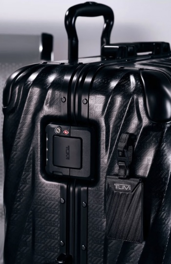 Бренд чемоданов TUMI празднует 50-летие коллаборацией с Kith
