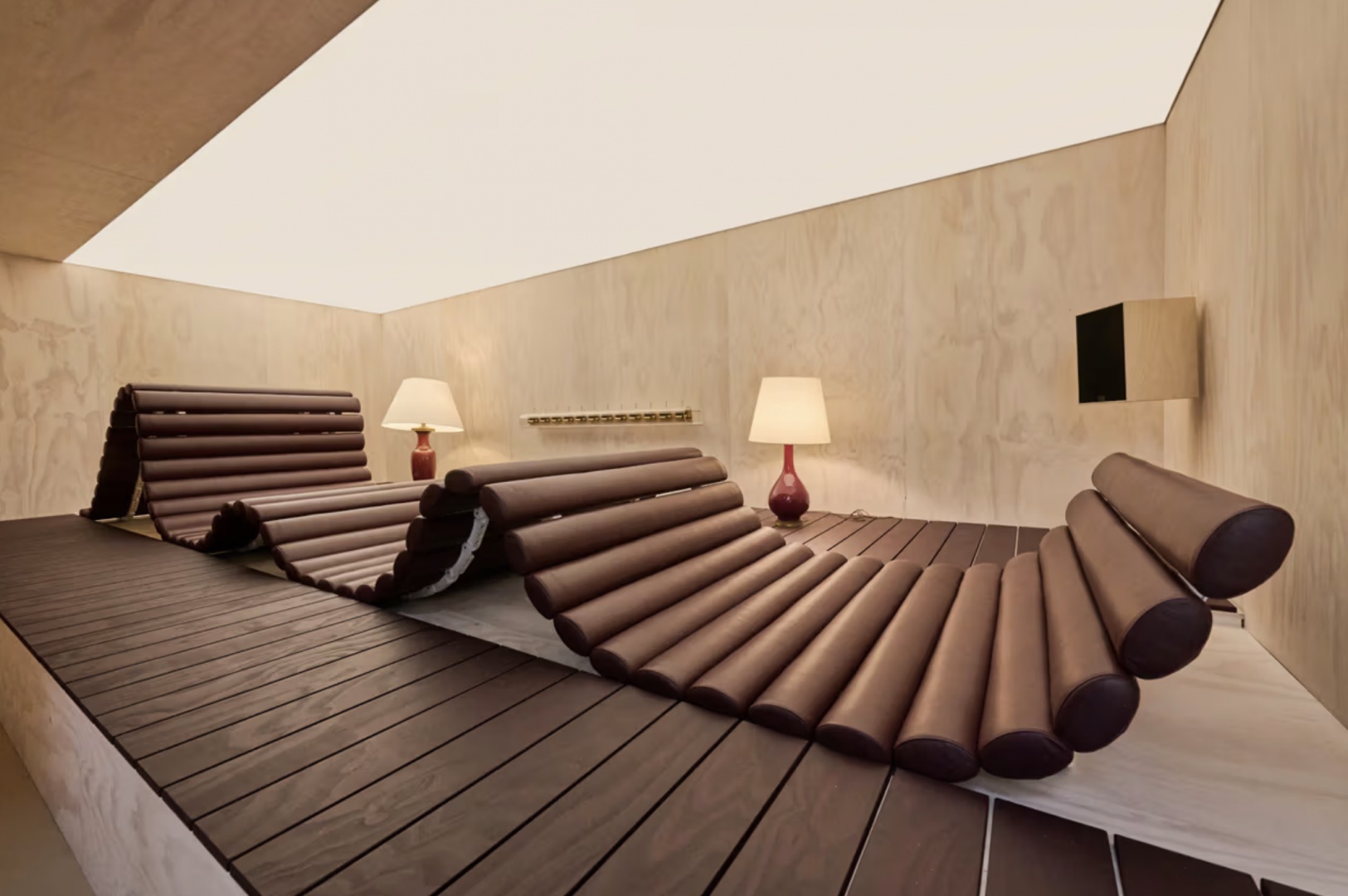 На Design Miami.Paris показали масштабную версию сиденья La Déclive Пьера Полена На Design Miami.Paris показали масштабную версию сиденья La Déclive Пьера Полена