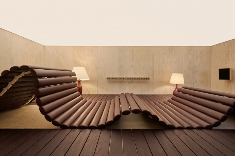 На Design Miami.Paris показали масштабную версию сиденья La Déclive Пьера Полена