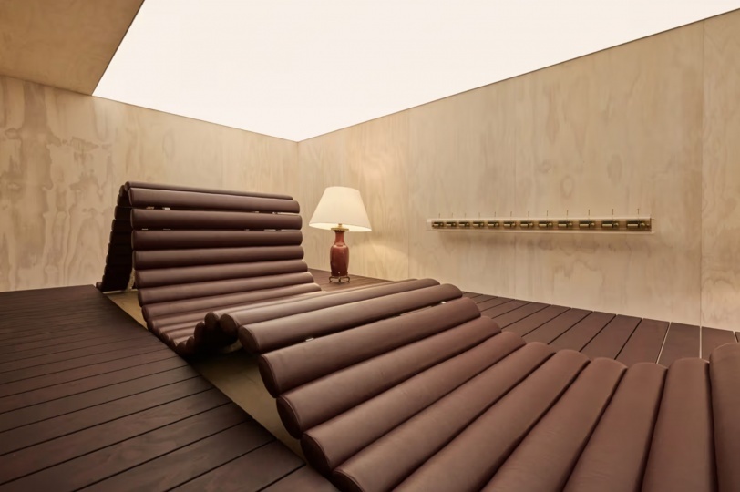 На Design Miami.Paris показали масштабную версию сиденья La Déclive Пьера Полена