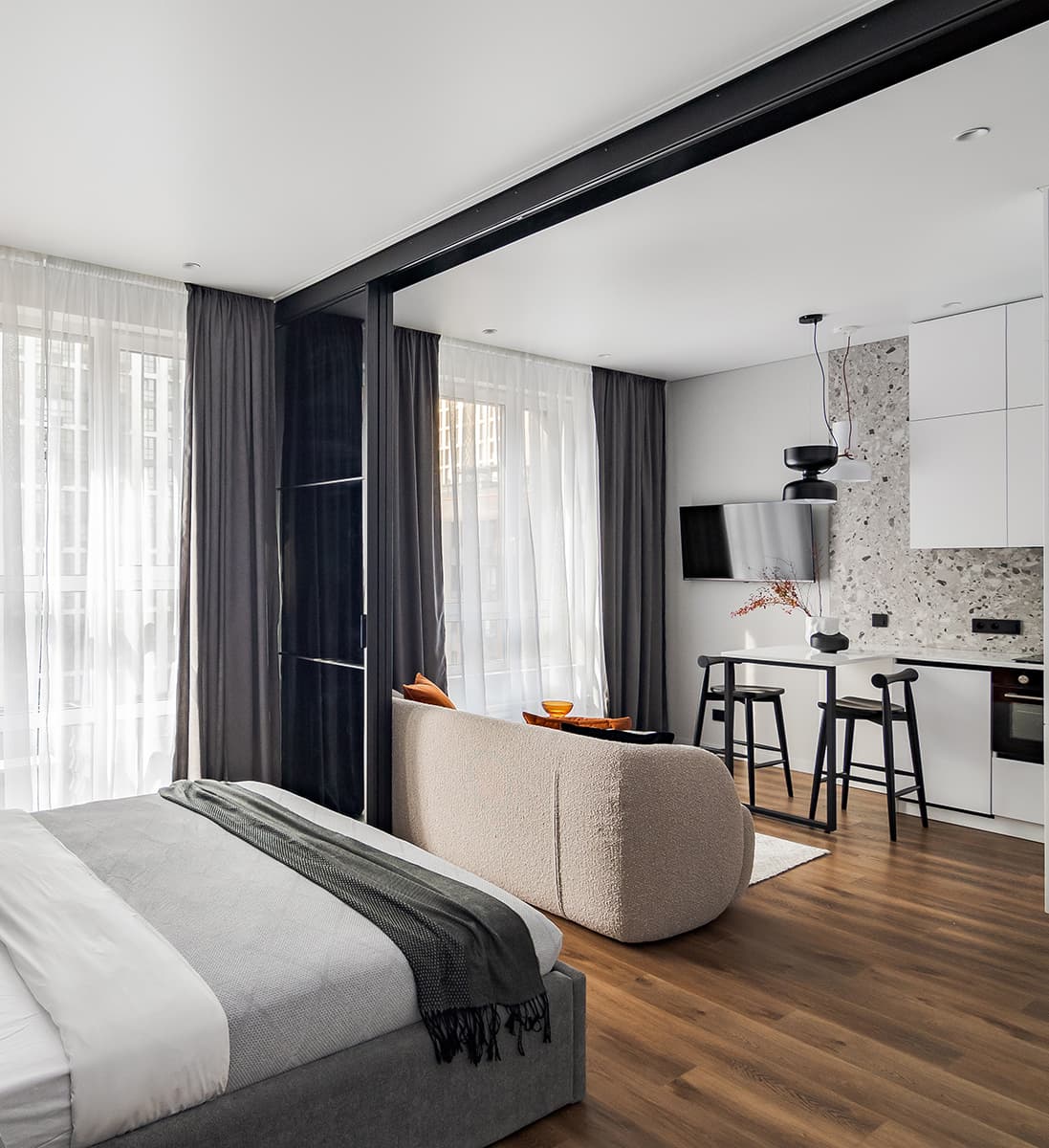 Функциональное зонирование и «осенний» декор в интерьере небольшой квартиры — проект Нины Абасеевой