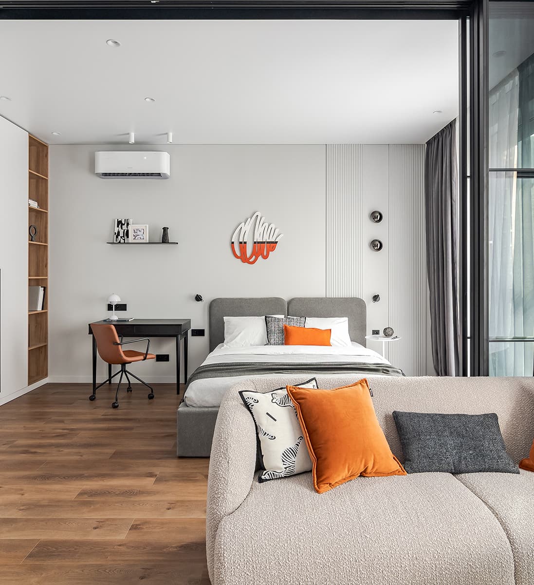 Функциональное зонирование и «осенний» декор в интерьере небольшой квартиры — проект Нины Абасеевой