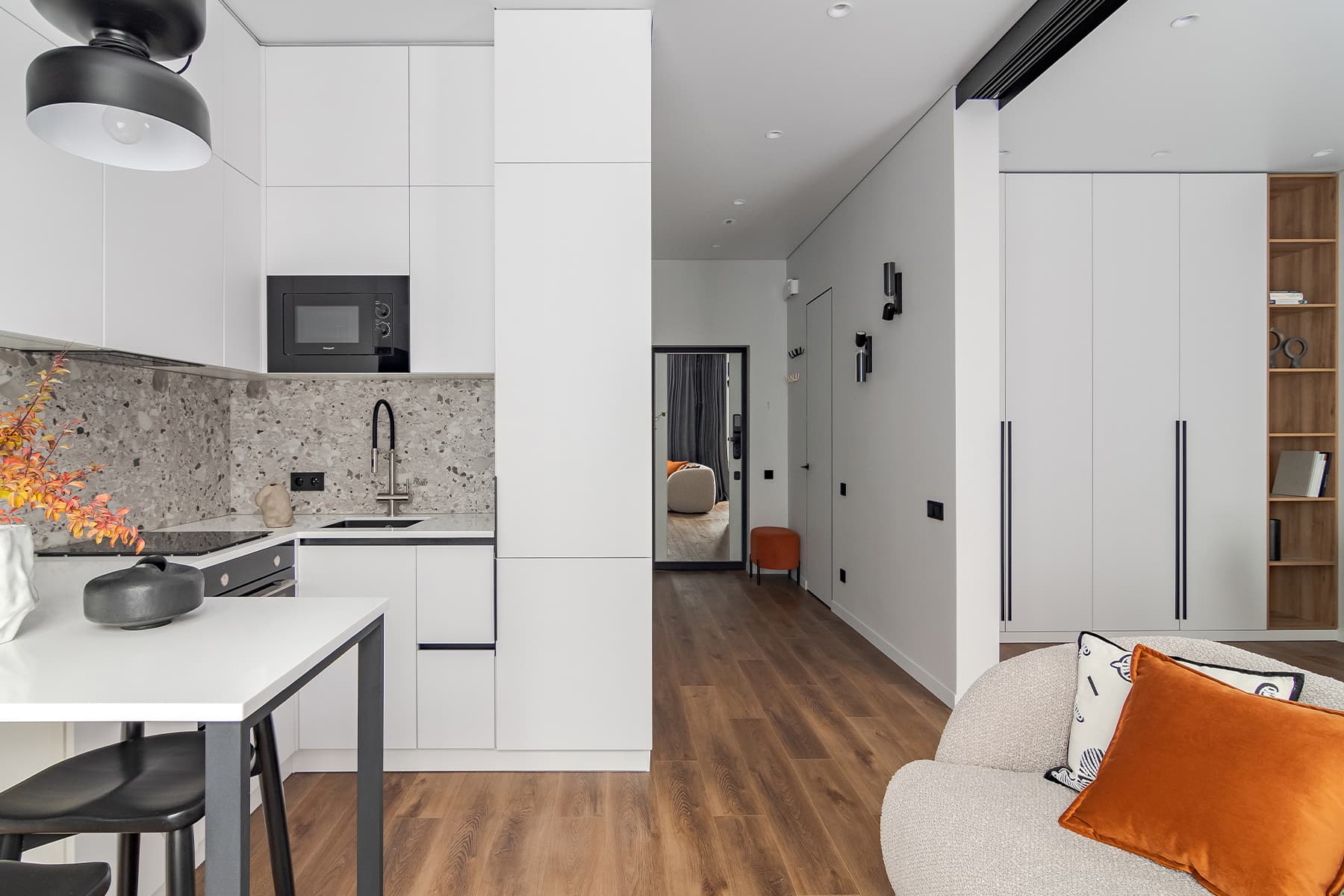 Функциональное зонирование и «осенний» декор в интерьере небольшой квартиры — проект Нины Абасеевой