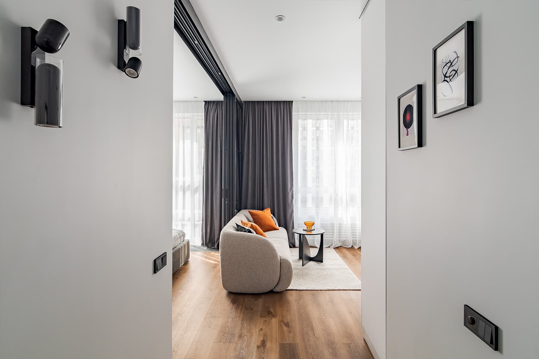 Функциональное зонирование и «осенний» декор в интерьере небольшой квартиры — проект Нины Абасеевой