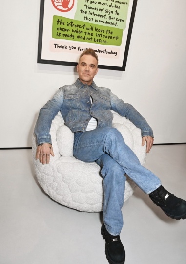 Moooi представил кресло по дизайну музыканта Робби Уильямса