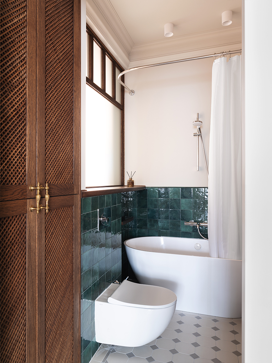 Винтажная мебель и световое окно в интерьере квартиры светского обозревателя — проект Ольги Суворовой и Екатерины Фадиной