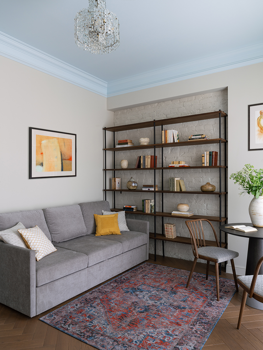 Винтажная мебель и световое окно в интерьере квартиры светского обозревателя — проект Ольги Суворовой и Екатерины Фадиной