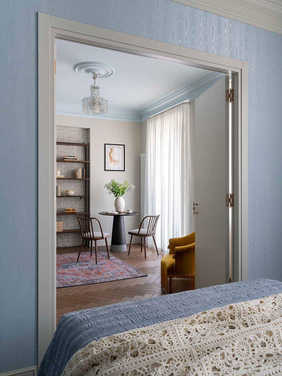 Винтажная мебель и световое окно в интерьере квартиры светского обозревателя — проект Ольги Суворовой и Екатерины Фадиной