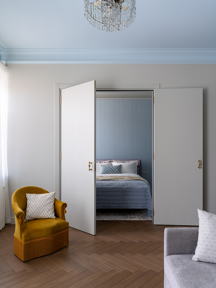 Винтажная мебель и световое окно в интерьере квартиры светского обозревателя — проект Ольги Суворовой и Екатерины Фадиной