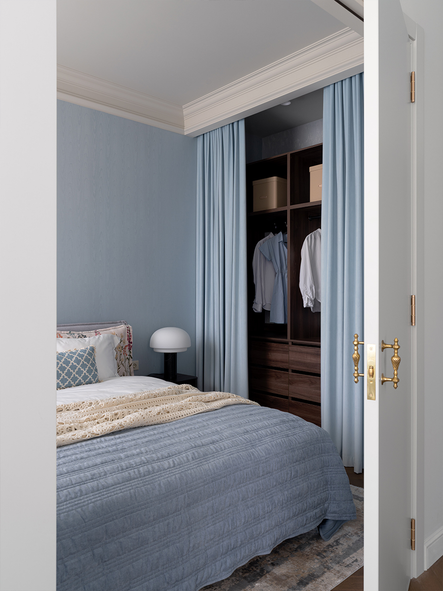 Винтажная мебель и световое окно в интерьере квартиры светского обозревателя — проект Ольги Суворовой и Екатерины Фадиной