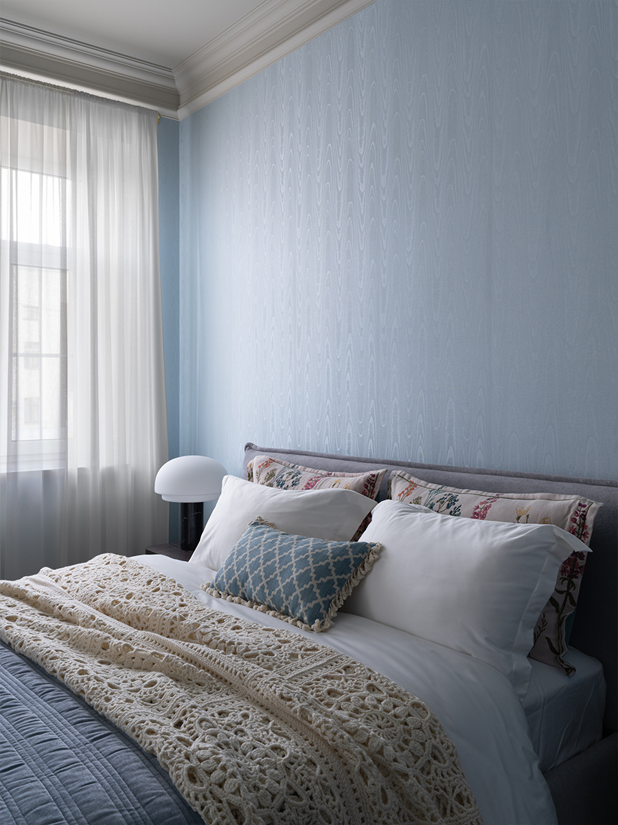 Винтажная мебель и световое окно в интерьере квартиры светского обозревателя — проект Ольги Суворовой и Екатерины Фадиной