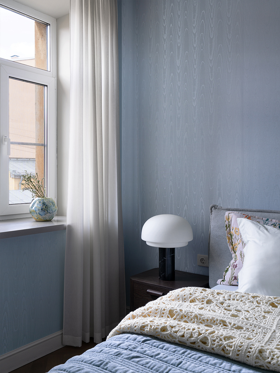 Винтажная мебель и световое окно в интерьере квартиры светского обозревателя — проект Ольги Суворовой и Екатерины Фадиной