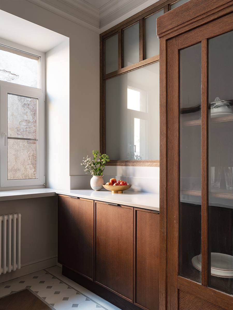 Винтажная мебель и световое окно в интерьере квартиры светского обозревателя — проект Ольги Суворовой и Екатерины Фадиной